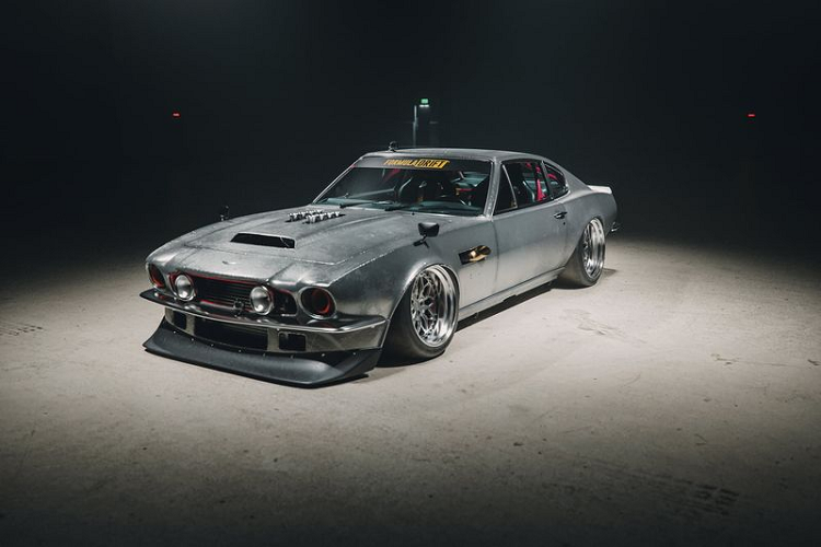 Trong những bộ phim hành động có nội dung về xe ôtô, chúng ta thường thấy các tay đua có xu hướng chế tạo xe của riêng mình từ những chiếc xe mới tinh, nhưng cũng có những trường hợp ngược lại - lấy nền tảng xe cổ để tạo ra những "chiến binh" trên đường đua... và chiếc Aston Martin V8 Vantage đời 1970 trong bài viết này cũng không ngoại lệ.