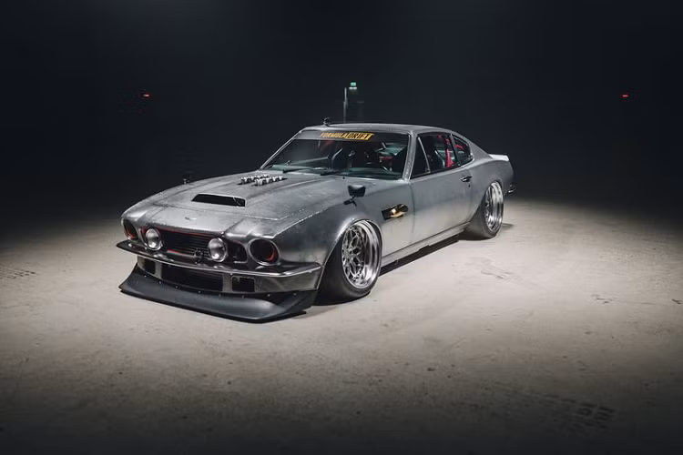 Trong những bộ phim hành động có nội dung về xe ôtô, chúng ta thường thấy các tay đua có xu hướng chế tạo xe của riêng mình từ những chiếc xe mới tinh, nhưng cũng có những trường hợp ngược lại - lấy nền tảng xe cổ để tạo ra những "chiến binh" trên đường đua... và chiếc Aston Martin V8 Vantage đời 1970 trong bài viết này cũng không ngoại lệ.