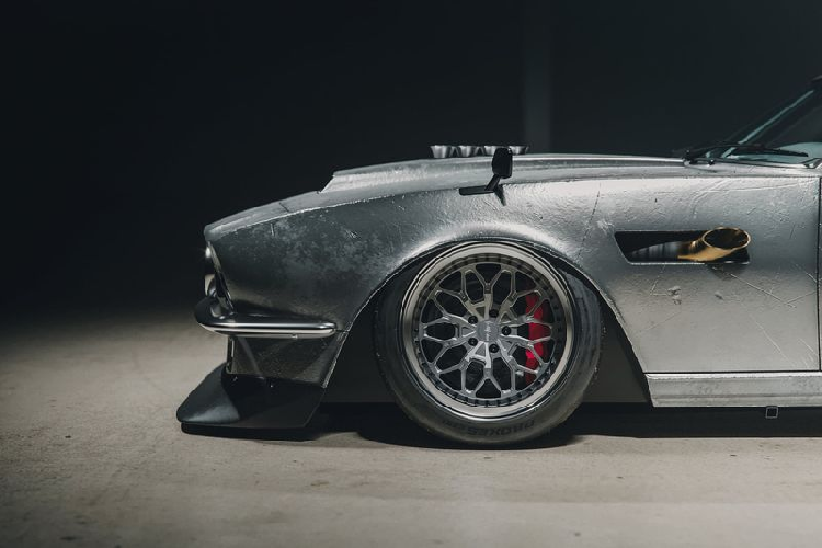 Nhìn chiếc xe, chắc hẳn nhiều bạn sẽ lập tức nhớ tới nhân vật James Bond của "bom tấn" Điệp viên 007 vì chiếc xe này quá phù hợp với chàng sĩ quan tình báo này.