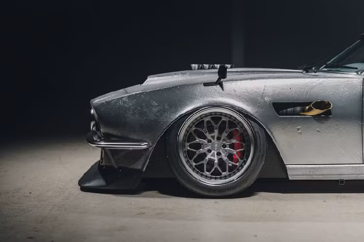 Nhìn chiếc xe, chắc hẳn nhiều bạn sẽ lập tức nhớ tới nhân vật James Bond của "bom tấn" Điệp viên 007 vì chiếc xe này quá phù hợp với chàng sĩ quan tình báo này.