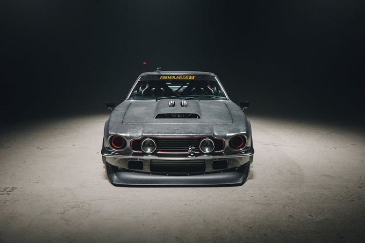 Thực tế thì điều này cũng không hề lạ, bởi vì hầu hết những chiếc drift chuyên nghiệp ngày nay đều được chế tạo trên khung gầm của những năm 1980, 1990 hay thậm chí cả 1970.