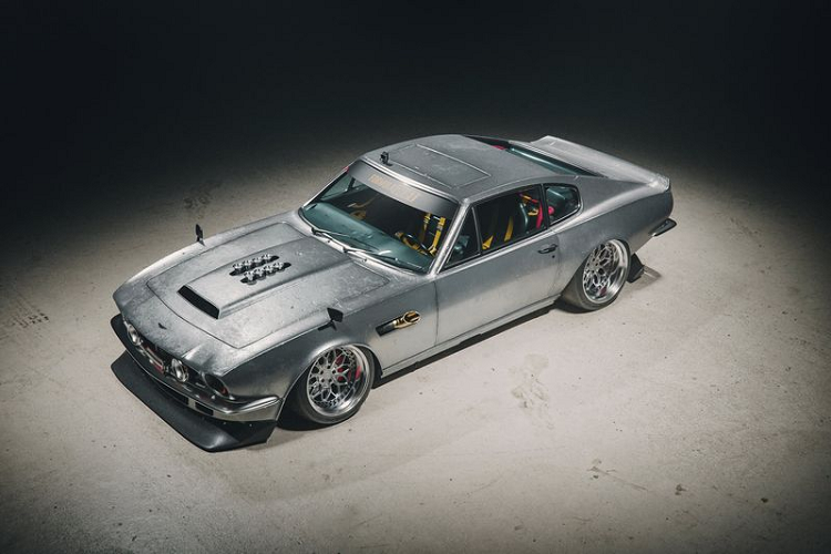 Chiếc Aston Martin V8 Vantage cổ đã được làm mới toàn bộ thân xe, hoàn thiện trong màu sơn bạc tuyệt đẹp.