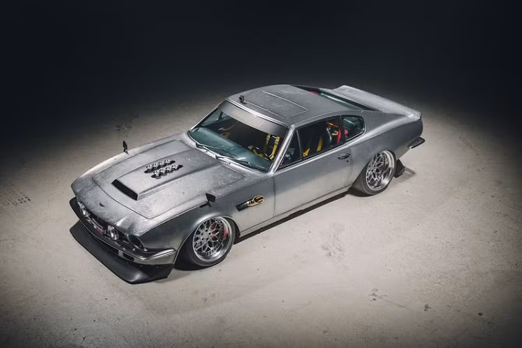 Chiếc Aston Martin V8 Vantage cổ đã được làm mới toàn bộ thân xe, hoàn thiện trong màu sơn bạc tuyệt đẹp.