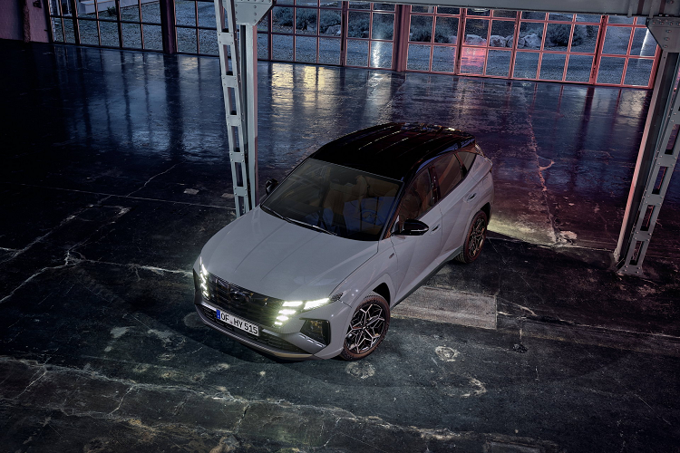 Điều đó có thể khiến một số người dùng thất vọng, nhưng một số biến thể nhất định của Tucson N Line 2022 thể thao sẽ được trang bị hệ thống treo điều khiển điện tử N Line có thể tùy chỉnh mang lại “cảm giác lái thú vị hơn” theo quảng cáo của hãng xe Hàn Quốc