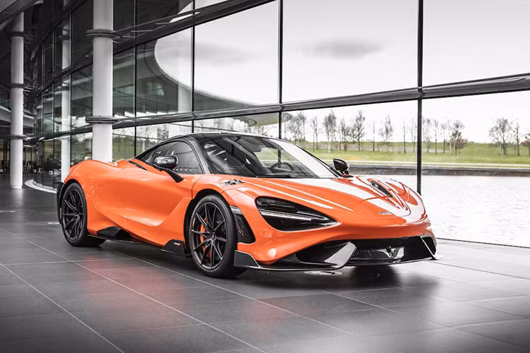 Dòng siêu xe McLaren 765LT chỉ sản xuất giới hạn 765 xe trên toàn thế giới. Trong cách đặt tên truyền thống này, rất dễ nhận ra dụng ý của con số 765 chính là số lượng siêu xe McLaren 765LT được sản xuất trên toàn thế giới. Còn hai chữ LT là viết tắt của Long Tail.