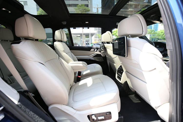 BMW X7 có kích thước dài x rộng x cao lần lượt 5.163 x 1.999 x 1.805 (mm), chiều dài cơ sở 3.103 mm. Điều này đồng nghĩa BMW X7 dài hơn 228 mm, hẹp hơn 5 mm và cao hơn 53 mm so với mẫu xe anh em BMW X5. BMW X7 sở hữu khoang cabin sang trọng với sự hòa trộn giữ chất liệu da, gỗ và kim loại. Phía sau vị trí người lái là cụm điều khiển kỹ thuật số 12.3 inch cùng màn hình hiển thị 12.3 inch cho hệ thống thông tin giải trí.