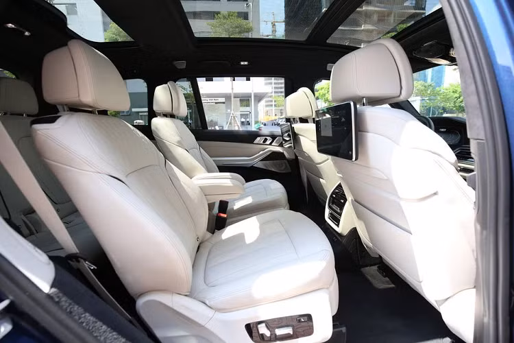 BMW X7 có kích thước dài x rộng x cao lần lượt 5.163 x 1.999 x 1.805 (mm), chiều dài cơ sở 3.103 mm. Điều này đồng nghĩa BMW X7 dài hơn 228 mm, hẹp hơn 5 mm và cao hơn 53 mm so với mẫu xe anh em BMW X5. BMW X7 sở hữu khoang cabin sang trọng với sự hòa trộn giữ chất liệu da, gỗ và kim loại. Phía sau vị trí người lái là cụm điều khiển kỹ thuật số 12.3 inch cùng màn hình hiển thị 12.3 inch cho hệ thống thông tin giải trí.