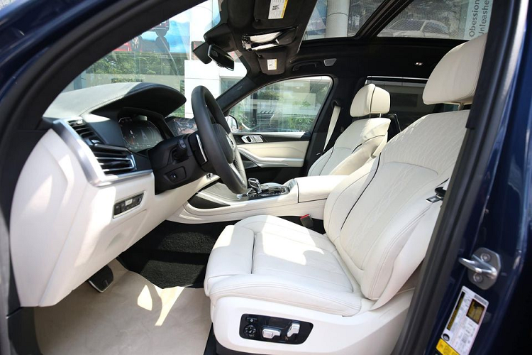 Phiên bản M-Sport sở hữu bộ mâm kích thước đến 22 inch, cùm phanh màu xanh dương đặc trưng của M-Performance, hốc hút gió 2 bên cản trước cũng được mở rộng, tạo hình khỏe khoắn hơn bản tiêu chuẩn. Gương chiếu hậu tích hợp đèn xi-nhan và camera quan sát hai bên. Cụm đèn hậu dạng LED thanh mảnh, cửa sau dài và cửa hậu tách biệt đóng mở điện. Cụm ống xả thể thao đặt đối xứng hai bên với chụp ra làm từ kim loại.