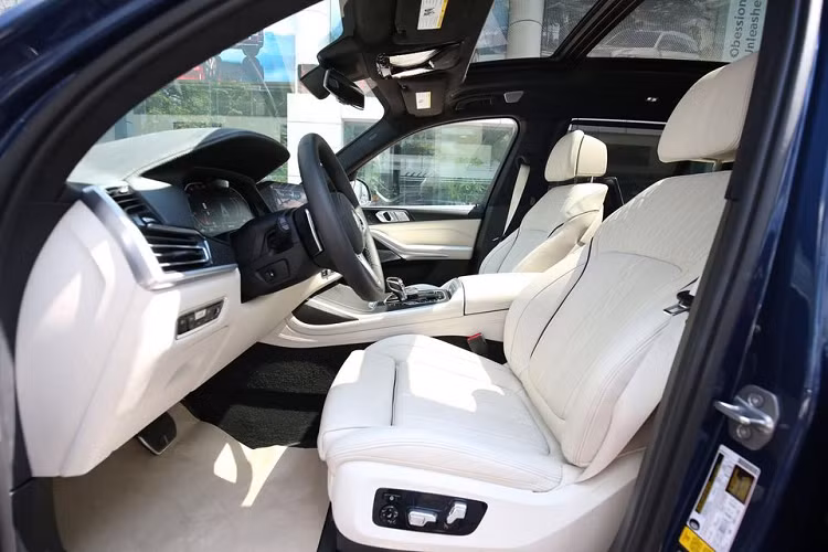 Phiên bản M-Sport sở hữu bộ mâm kích thước đến 22 inch, cùm phanh màu xanh dương đặc trưng của M-Performance, hốc hút gió 2 bên cản trước cũng được mở rộng, tạo hình khỏe khoắn hơn bản tiêu chuẩn. Gương chiếu hậu tích hợp đèn xi-nhan và camera quan sát hai bên. Cụm đèn hậu dạng LED thanh mảnh, cửa sau dài và cửa hậu tách biệt đóng mở điện. Cụm ống xả thể thao đặt đối xứng hai bên với chụp ra làm từ kim loại.