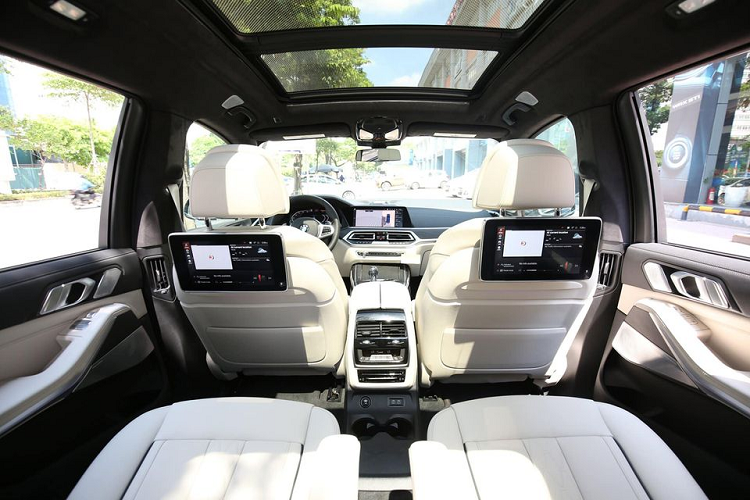 Ở bên trong, BMW X7 bản nhập từ Mỹ cấu hình 6 chỗ ngồi có hàng ghế thứ 2 với 2 ghế tách biệt nhau trong khi xe chính hãng là bản 7 chỗ ngồi với hàng ghế thứ 2 là băng 3 chỗ ngồi. BMW X7 M-Sport nhập từ Mỹ cũng có thêm công nghệ ga hành trình thích ứng trong khi bản chính hãng chỉ có Cruiser Control thông thường và Lim.