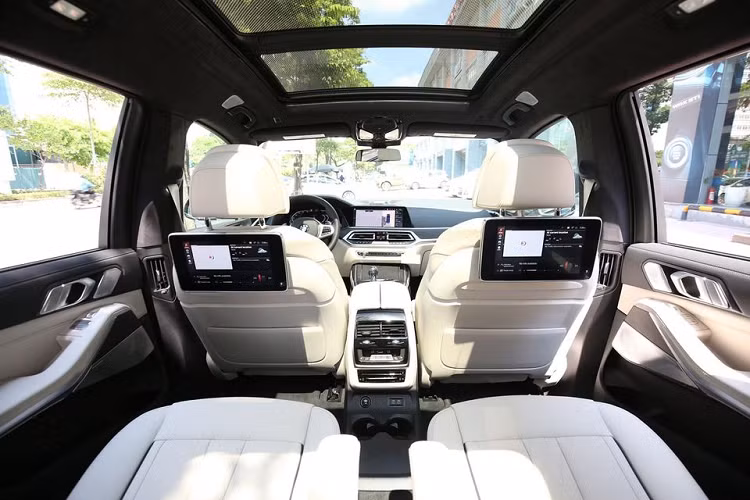 Ở bên trong, BMW X7 bản nhập từ Mỹ cấu hình 6 chỗ ngồi có hàng ghế thứ 2 với 2 ghế tách biệt nhau trong khi xe chính hãng là bản 7 chỗ ngồi với hàng ghế thứ 2 là băng 3 chỗ ngồi. BMW X7 M-Sport nhập từ Mỹ cũng có thêm công nghệ ga hành trình thích ứng trong khi bản chính hãng chỉ có Cruiser Control thông thường và Lim.