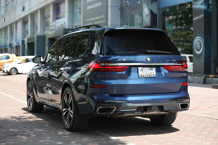 Hàng ghế thứ 3 rộng rãi cho 2 người ngồi cùng lúc. Khoảng duỗi chân vừa phải, một số chức năng tích hợp cho hàng ghế này gồm có điều hòa tự động, gập phẳng bằng công nghệ điện giúp gia tăng không gian cho khoang chứa đồ. Đặc biệt, hàng ghế thứ 3 trên BMW X7 cũng được trang bị cửa sổ trời giống như 2 hàng ghế đầu. 