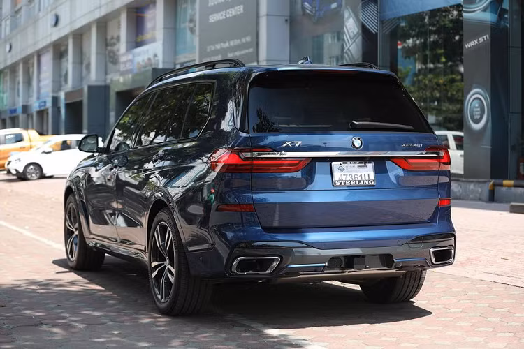 Hàng ghế thứ 3 rộng rãi cho 2 người ngồi cùng lúc. Khoảng duỗi chân vừa phải, một số chức năng tích hợp cho hàng ghế này gồm có điều hòa tự động, gập phẳng bằng công nghệ điện giúp gia tăng không gian cho khoang chứa đồ. Đặc biệt, hàng ghế thứ 3 trên BMW X7 cũng được trang bị cửa sổ trời giống như 2 hàng ghế đầu. 