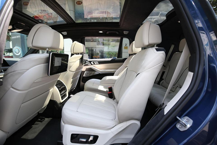 So với những chiếc BMW X7 nhập chính hãng bởi THACO, những chiếc BMW X7 xDrive 40i M-Sport nhập từ Mỹ sở hữu nhiều điểm khác biệt mà không ít đại gia Việt ưa thích. Thời điểm năm 2019 và 2020, BMW X7 bản chính hãng không có gói trang bị M-Sport trong khi bản nhập không chính hãng có gói trang bị này. Phải đến đầu năm 2021, BMW X7 M-Sport chính hãng mới về Việt Nam.