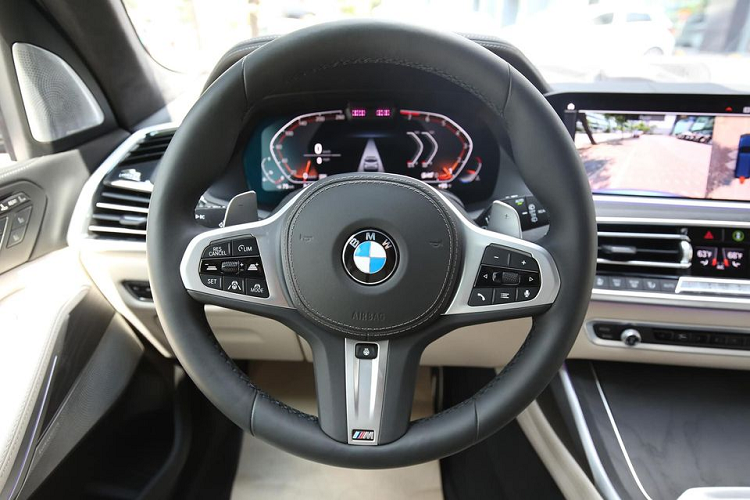 Thời điểm hiện tại, THACO liên tục giảm giá BMW X7 mới, cùng với đó là việc đưa về BMW X7 M-Sport có giá bán chỉ hơn 5,8 tỉ đồng nên các doanh nghiệp nhập khẩu xe không chính hãng gần như không nhập xe từ Mỹ về Việt Nam như trước. Trước đó, giá xe mới của BMW X7 xDrive 40i M-Sport nhập từ Mỹ về Việt Nam từng được các doanh nghiệp tư nhân giảm giá xuống còn 6,3 – 6,4 tỉ đồng.