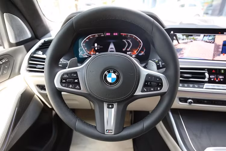 Thời điểm hiện tại, THACO liên tục giảm giá BMW X7 mới, cùng với đó là việc đưa về BMW X7 M-Sport có giá bán chỉ hơn 5,8 tỉ đồng nên các doanh nghiệp nhập khẩu xe không chính hãng gần như không nhập xe từ Mỹ về Việt Nam như trước. Trước đó, giá xe mới của BMW X7 xDrive 40i M-Sport nhập từ Mỹ về Việt Nam từng được các doanh nghiệp tư nhân giảm giá xuống còn 6,3 – 6,4 tỉ đồng.