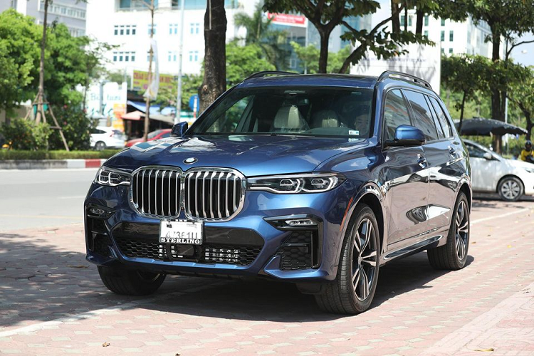 Một chiếc BMW X7 thế hệ mới phiên bản xDrive 40i M-Sport nhập từ Mỹ đời 2019 đang rao bán lại với giá hơn 6 tỷ đồng. Ở thời điểm hiện tại, giá lăn bánh một chiếc xe tương tự ở Hà Nội hay TP.HCM không dưới 7 tỷ đồng. Trước đó, những chiếc BMW X7 xDrive 40i M-Sport nhập không chính hãng đầu tiên về Việt Nam vào giữa năm 2019 với giá bán khoảng 7 tỷ đồng. Sau khi đăng kí đăng kiểm ra biển trắng Hà Nội, chủ nhân của xe phải chi ra tổng số tiền gần 8 tỷ đồng.