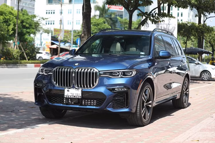 Một chiếc BMW X7 thế hệ mới phiên bản xDrive 40i M-Sport nhập từ Mỹ đời 2019 đang rao bán lại với giá hơn 6 tỷ đồng. Ở thời điểm hiện tại, giá lăn bánh một chiếc xe tương tự ở Hà Nội hay TP.HCM không dưới 7 tỷ đồng. Trước đó, những chiếc BMW X7 xDrive 40i M-Sport nhập không chính hãng đầu tiên về Việt Nam vào giữa năm 2019 với giá bán khoảng 7 tỷ đồng. Sau khi đăng kí đăng kiểm ra biển trắng Hà Nội, chủ nhân của xe phải chi ra tổng số tiền gần 8 tỷ đồng.