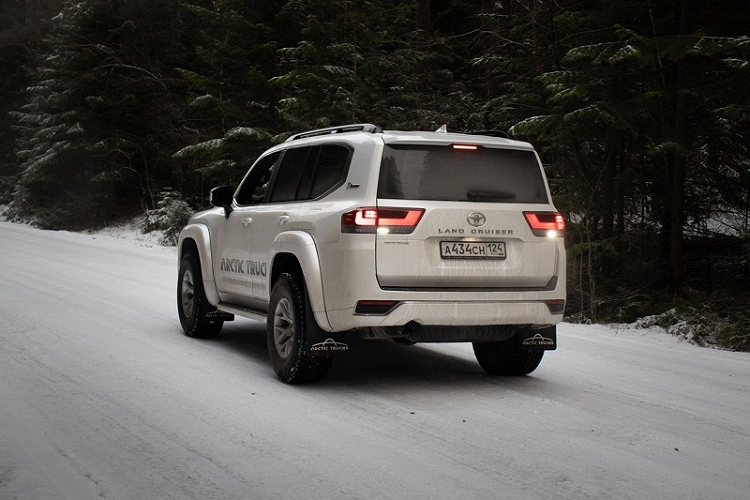 Chiều rộng cơ sở các bánh xe cũng được tăng thêm 320mm, đạt 1.840mm. Bên cạnh đó, vì chiếc Toyota Land Cruiser 300 Series này sẽ dành nhiều thời gian trong môi trường ẩm ướt nên Arctic Trucks đã phủ thêm một lớp chống ăn mòn vào các đường nối thân xe.