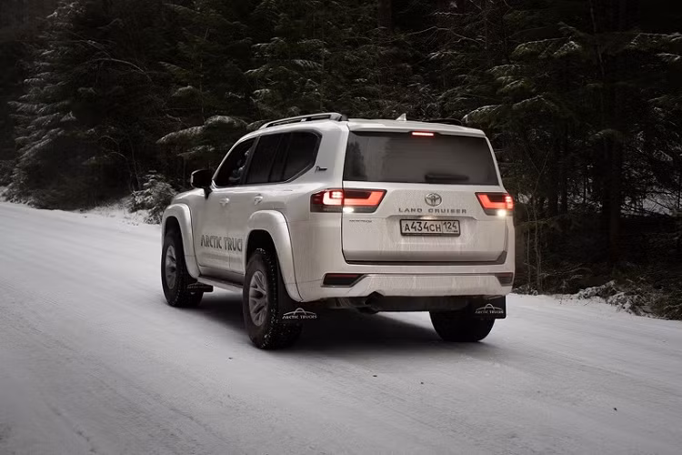 Chiều rộng cơ sở các bánh xe cũng được tăng thêm 320mm, đạt 1.840mm. Bên cạnh đó, vì chiếc Toyota Land Cruiser 300 Series này sẽ dành nhiều thời gian trong môi trường ẩm ướt nên Arctic Trucks đã phủ thêm một lớp chống ăn mòn vào các đường nối thân xe.