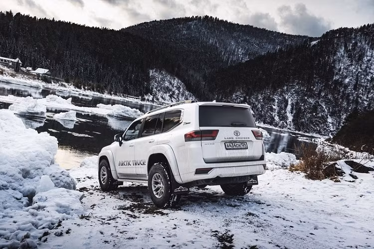 Nâng cấp đáng chú ý nhất để tăng cường hơn nữa khả năng off-road của Toyota Land Cruiser 300 Series là hệ thống treo với các bộ giảm chấn và lò xo mới, vẫn đi kèm với các chức năng điều khiển điện tử đa địa hình.