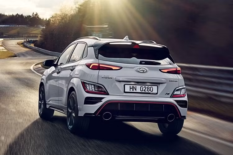 Hyundai Kona N 2022 trang bị hệ thống launch control, la-zăng 19 inch bọc trong lốp mùa hè Pirelli P Zero và hệ thống ống xả tùy biến có thể cung cấp nhiều chế độ tiếng gầm. Đáng chú ý, xe có thể được hoàn thiện trong màu Xanh Sonic Blue độc quyền. Màu này trông nhẹ nhàng và tinh tế hơn so với màu Xanh Performance Blue của Veloster N.