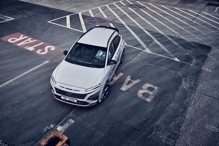 Điểm đáng chú ý là khi muốn có thêm sức mạnh, người lái có thể chọn nút màu đỏ trên vô lăng để kích hoạt chế độ N Grin Shift và cung cấp thêm 10 mã lực cho mẫu xe hơi mới Hyundai Kona N 2022. Hãng xe Hàn cho biết mẫu SUV sẽ tăng tốc từ 0-100km/h trong 5,5 giây và đạt tốc độ tối đa 241km/h.