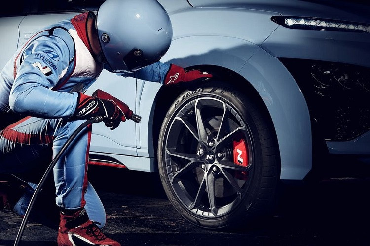 Để so sánh, Hyundai Veloster N sử dụng động cơ tăng áp tương tự như Kona N nhưng có lựa chọn hộp số sàn. Trong thử nghiệm thực tế, Veloster N trang bị số tự động có thể tăng tốc 0-96km/h trong 4,8 giây.