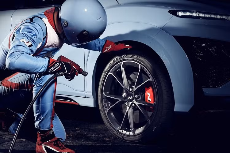 Để so sánh, Hyundai Veloster N sử dụng động cơ tăng áp tương tự như Kona N nhưng có lựa chọn hộp số sàn. Trong thử nghiệm thực tế, Veloster N trang bị số tự động có thể tăng tốc 0-96km/h trong 4,8 giây.