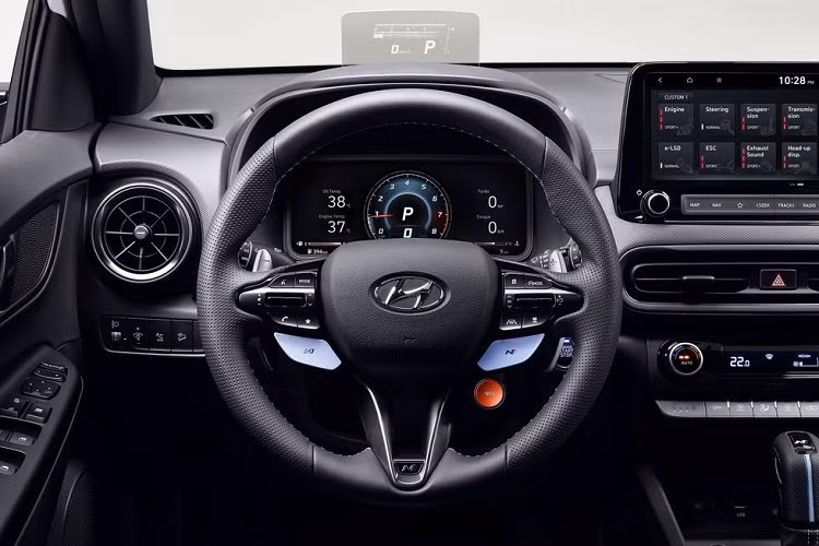 So với Hyundai Kona 2021 tiêu chuẩn, Hyundai Kona N 2022 có các cửa thông khí phía trên lưới tản nhiệt và các rãnh khí động học rõ nét hơn. Các điểm nhấn màu đỏ và ống xả kép là nét đặc trưng cho biết rằng đây là mẫu xe thể thao.