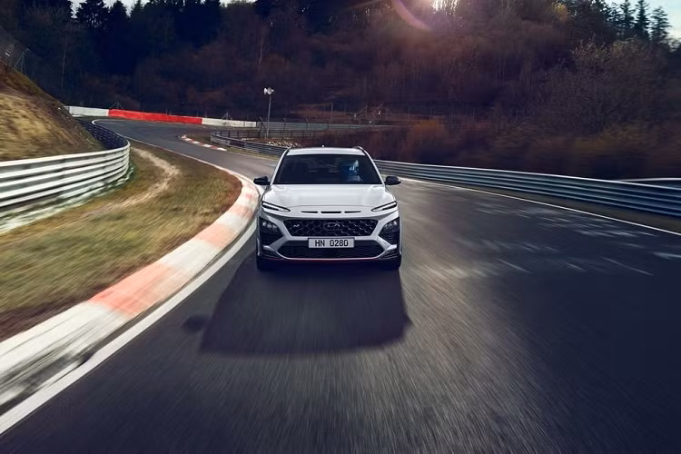 Giống như Hyundai Kona tiêu chuẩn, phiên bản N nhận được cụm đồng hồ kỹ thuật số mới và màn hình cảm ứng 10,3 inch cùng với hiển thị head-up. Trong khi đó, các nút N ở hai bên vô lăng có thể chuyển sang các chế độ lái mong muốn. Xe sẽ đến Mỹ vào mùa thu năm nay và dự kiến giá xe Hyundai Kona N 2022 khởi điểm sẽ vào khoảng 35.000 USD (807 triệu đồng).