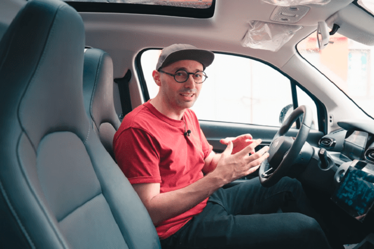 Mức giá xe Leapmotor T03 khởi điểm 59.900 nhân dân tệ (tương đương 213 triệu đồng), và phóng viên của kênh YouTube “Fully Charged Show” cho biết rằng mẫu xe điện nhỏ con này có rất nhiều điều thú vị.