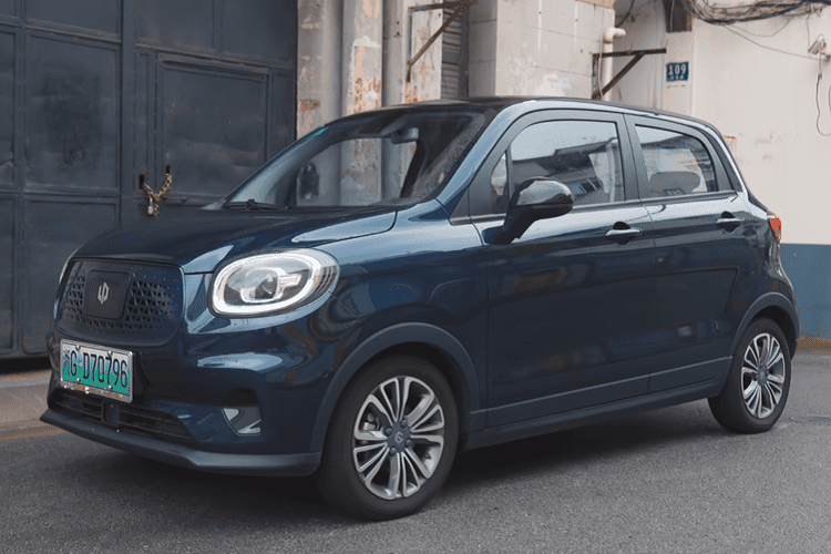 Thị trường Trung Quốc hiện đang có rất nhiều mẫu xe điện tí hon, và đa số chúng đều có mức giá rất phải chăng theo tiêu chuẩn ở châu Âu hoặc Mỹ. Nhưng giá cả phải chăng không nhất thiết đồng nghĩa là chúng cũng có chất lượng cực tệ, và mẫu Leapmotor T03 2021 mới này là minh chứng cho điều đó.