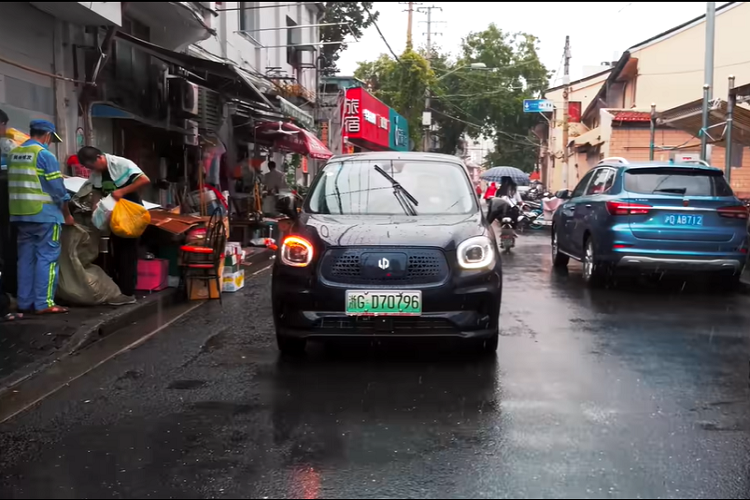 Nó thậm chí còn có một camera giám sát người lái, cũng như 11 cảm biến siêu âm, cảnh báo chệch làn đường, kiểm soát hành trình thích nghi, và tự đỗ xe, cùng những tính năng hay ho khác.