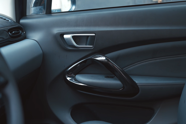 Tuy nhiên, điều mà các đối thủ đó không thể sánh kịp là loạt trang bị an toàn có ở T03, bởi mẫu xe của Leapmotor có các tính năng lái bán tự động Cấp 2.