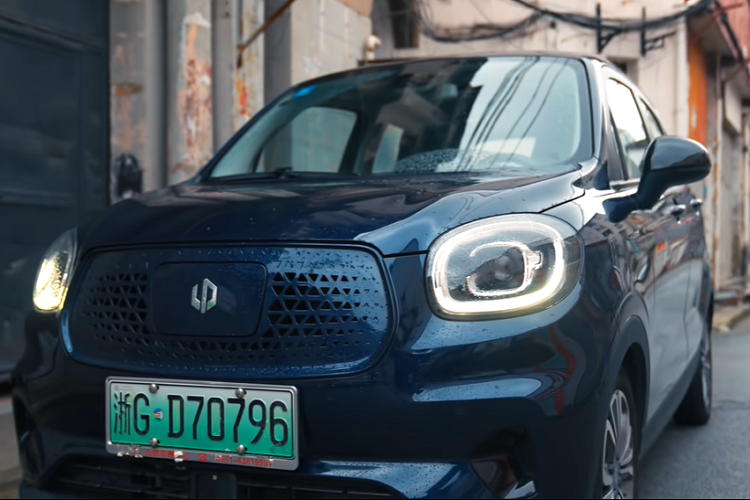 Anh ấy nhận xét là một chiếc xe điện đô thị nhỏ gọn có thiết kế độc đáo, được chế tạo tốt, trang bị nhiều công nghệ như T03 sẽ là một sản phẩm rất hợp lý đối với thị trường châu Âu, nơi có nhiều con phố nhỏ hẹp, ngoằn ngoèo hơn ở Trung Quốc.