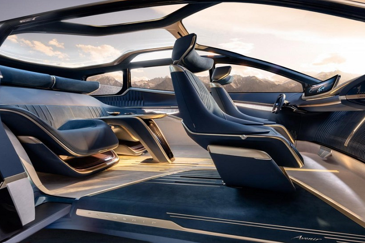 Đối với người lái, mẫu xe hướng đến tương lai này có một hệ thống buồng lái thông minh với màn hình bên uốn cong nhẹ nhàng về phía họ để dễ dàng sử dụng. Tuy nhiên, hầu hết các tính năng thông tin giải trí đều có thể được vận hành bằng giọng nói. Mặt khác, hệ thống thị giác VR (thực tế ảo) tạo ra “trải nghiệm tương tác nhập tâm giữa người và xe” hoàn toàn mới.