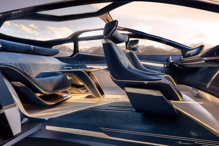 Đối với người lái, mẫu xe hướng đến tương lai này có một hệ thống buồng lái thông minh với màn hình bên uốn cong nhẹ nhàng về phía họ để dễ dàng sử dụng. Tuy nhiên, hầu hết các tính năng thông tin giải trí đều có thể được vận hành bằng giọng nói. Mặt khác, hệ thống thị giác VR (thực tế ảo) tạo ra “trải nghiệm tương tác nhập tâm giữa người và xe” hoàn toàn mới.