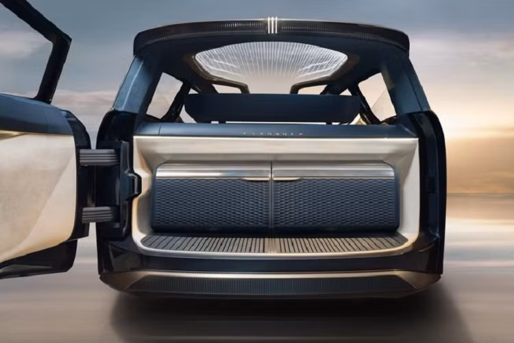 Chưa hết, cabin cũng phản ánh cách phối màu đa tông của ngoại thất với màu xanh lam đậm tương phản với màu trắng đậm và màu be cát. Bảng điều khiển sử dụng nhiều hình thái phức tạp, trong khi phần nóc mang lại trải nghiệm tầm nhìn toàn cảnh với đèn tích hợp vào tấm kính để chiếu sáng nhẹ nhàng trong cabin. Một phần cốp với tủ và đế gỗ, càng làm tăng thêm sự sang trọng, thiết kế giống như nhà ở của GL8 Flagship.