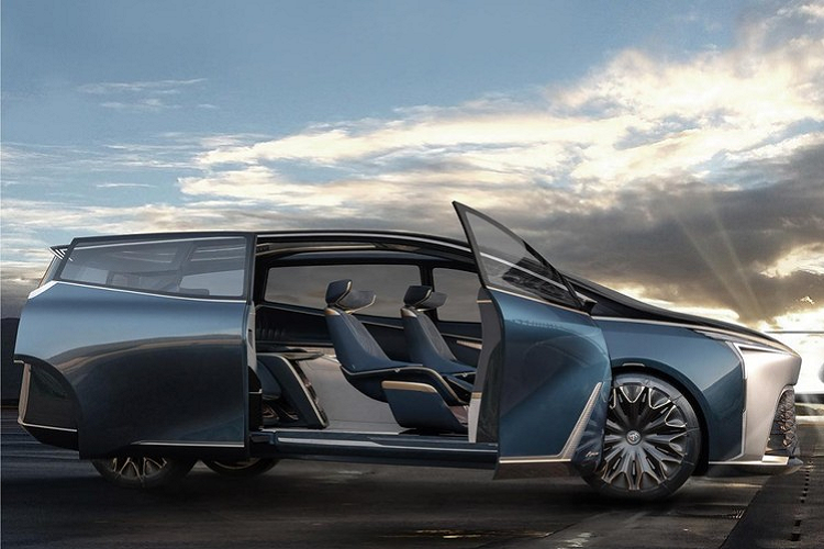 Trong khi đó, không gian bên trong thực sự thể hiện chủ nghĩa tương lai thuần túy nhờ ý tưởng thiết kế giống như phòng chờ VIP và các chất liệu cao cấp. Nó có một ghế hành khách xoay tròn, và một ghế dài được chia đôi bởi một bàn trà có thể xoay để chỉ phục vụ những người ngồi ở phía sau hoặc hành khách phía trước. Những chiếc ghế này có tính năng mà Buick gọi là "hệ thống treo không trọng lực" để làm cho chúng trở nên thoải mái nhất có thể.