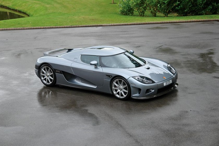  Koenigsegg CC8S (6 chiếc) CC8S là mẫu xe sản xuất thương mại của Koenigsegg, được ra mắt sau 8 năm nghiên cứu và phát triển. Nó sử dụng động cơ siêu nạp Ford V8 dung tích 4.7 lít để sản sinh công suất 655 mã lực và 750 Nm mô-men xoắn cực đại, cho phép xe đạt tốc độ 100 km/h trong dưới 3,5 giây. Nó là một chiếc xe thể thao 2 chỗ ngồi với mui kiểu targa mà có thể được cất vào cốp trước vì động cơ được đặt ở giữa. Nó đã giành được một số giải thưởng thiết kế và đưa Koenigsegg lên bản đồ ngành xe thế giới mặc dù chỉ có 6 chiếc được chế tạo.