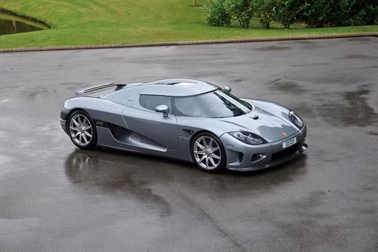  Koenigsegg CC8S (6 chiếc) CC8S là mẫu xe sản xuất thương mại của Koenigsegg, được ra mắt sau 8 năm nghiên cứu và phát triển. Nó sử dụng động cơ siêu nạp Ford V8 dung tích 4.7 lít để sản sinh công suất 655 mã lực và 750 Nm mô-men xoắn cực đại, cho phép xe đạt tốc độ 100 km/h trong dưới 3,5 giây. Nó là một chiếc xe thể thao 2 chỗ ngồi với mui kiểu targa mà có thể được cất vào cốp trước vì động cơ được đặt ở giữa. Nó đã giành được một số giải thưởng thiết kế và đưa Koenigsegg lên bản đồ ngành xe thế giới mặc dù chỉ có 6 chiếc được chế tạo.