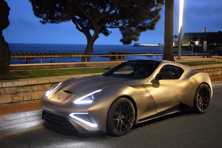  Icona Vulcano Titanium (1 chiếc) Icona là một công ty thiết kế và chế tạo vỏ xe được thành lập tại Turin, Ý và có trụ sở tại Thượng Hải. Công ty chỉ chế tạo một chiếc Vulcano Titanium bởi vì đúng như tên gọi, thân vỏ xe được chế tạo chủ yếu bằng titan, qua đó mất cả núi tiền và thời gian để chế tạo. Theo Icona, chiếc xe này không thể lặp lại, vì mất hơn 10.000 giờ làm thủ công để hoàn thành nó. Ban đầu, chiếc xe được trưng bày tại một số sự kiện và sau đó được rao bán với giá 2,78 triệu USD. Về máy móc, nó được trang bị động cơ V8 dúng tích 6.2 lít lấy từ một chiếc C6 Corvette ZR-1, đặt ở giữa-phía sau, đạt tốc độ 96 km/h trong 2,8 giây, và có tốc độ tối đa 354 km/h.