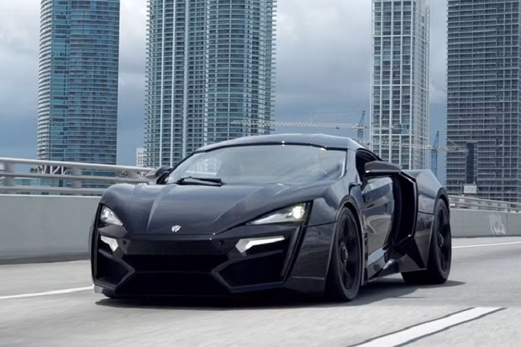  W Motors Lykan HyperSport (7 chiếc) Sản xuất từ năm 2013 đến 2017, Lykan HyperSport là mẫu xe sản xuất đắt thứ ba từng được chế tạo. Đối với 7 người đủ khả năng mua một chiếc và có tên trong danh sách, nó có giá 3,4 triệu USD. Mẫu hypercar này là sự hợp tác giữa các kỹ sư người Li-băng và Ý, được thiết kế và chế tạo ở Trung Đông. Bảy chiếc xe đều được trang bị động cơ tăng áp kép 6 xi-lanh phẳng tạo ra công suất 780 mã lực, phối hợp với hộp số sàn 6 cấp hoặc hộp số ly hợp kép 7 cấp. W Motors tuyên bố Lykan HyerSport sẽ đạt 96 km/h giờ trong 2,8 giây và có tốc độ tối đa 394 km/h.