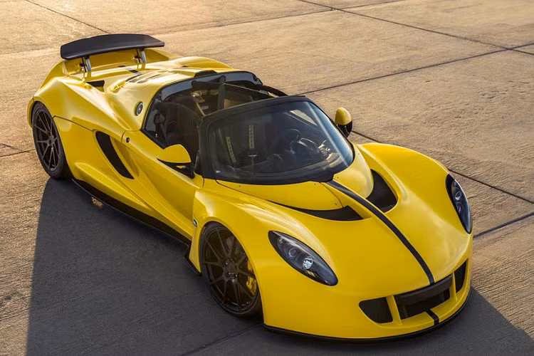  Hennessey Venom GT Spyder 2011 (6 chiếc) Hennessey Performance đã chúc mừng sinh nhật lần thứ 25 với thông báo rằng chiếc Venom GT Spyder của họ đã trở thành chiếc xe mui trần nhanh nhất thế giới với tốc độ tối đa 413 km/h. Mẫu xe này được trang bị động cơ V8 dung tích 7.0 lít, tạo ra công suất cực đại 1.451 mã lực và 1.745 Nm mô-men xoắn cực đại. Phiên bản Spyder tồn tại vì ca sĩ của nhóm Aerosmith, Steven Tyler, muốn có một phiên bản mui trần của chiếc xe. Hennessey giới hạn sản xuất chiếc xe ở 5 chiếc, cùng với một chiếc "Final Edition".