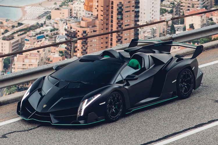 Lamborghini Veneno Coupe (5 chiếc) Lamborghini đã kỷ niệm 50 năm thành lập với một trong những mẫu xe sản xuất đắt nhất từng được chế tạo. Mỗi chiếc trong số 3 chiếc coupe được sản xuất có giá tới 4 triệu USD, trong khi Lamborghini giữ lại hai biến bản khác. Sau đó, thương hiệu Ý đã tiếp tục với việc sản xuất giới hạn 9 chiếc Roadster. Mẫu Veneno được chế tạo dựa trên Lamborghini Aventador nhưng mạnh hơn, với 740 mã lực được sinh ra bởi động cơ V12 dung tích 6.5 lít.
