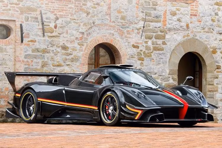  Pagani Zonda Revolucion (5 chiếc) Phiên bản cuối cùng của Pagani Zonda R là một mẫu xe khoa trương có tên Zonda Revolucion. Pagani đã lấy phần thân vỏ của Zonda R và bổ sung hàng loạt trang bị khí động học nâng cấp, đồng thời bổ sung cả Drag Reduction System cho cánh gió phía sau. Nhờ vậy, khối động cơ Mercedes-AMG GT 112 đã sản sinh 789 mã lực và 729 Nm mô-men xoắn cực đại. Công suất được truyền tới các bánh xe bằng hộp số tuần tự 6 cấp Xtrac 672 với có khả năng chuyển số trong chỉ 20 mili giây. Chi phí cho 5 người may mắn mua được một chiếc là 2,8 triệu USD.