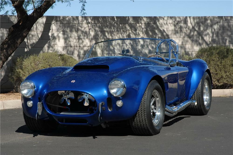  Shelby Cobra 427 Super Snake (2 chiếc) Carroll Shelby là một người nổi tiếng với những ý tưởng quá đà, nhưng trong trường hợp của 427 Supre Snake, Shelby đã đi một bước xa hơn nữa vào năm 1966 và bổ sung thêm hai bộ siêu nạp Paxton, gần như tăng gấp đôi số mã lực của động cơ Ford V8. Chỉ có hai chiếc 427 Super Snake từng được chế tạo, và một trong số đó đã bị hư hỏng hoàn toàn trong một tai nạn làm chết cả người lái. Chiếc xe còn sống sót chỉ nặng 1.134 kg, và Shelby tuyên bố nó sẽ đạt tốc độ 96 km/h chỉ trong hơn 3 giây.