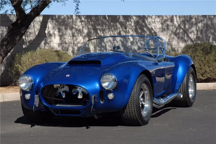  Shelby Cobra 427 Super Snake (2 chiếc) Carroll Shelby là một người nổi tiếng với những ý tưởng quá đà, nhưng trong trường hợp của 427 Supre Snake, Shelby đã đi một bước xa hơn nữa vào năm 1966 và bổ sung thêm hai bộ siêu nạp Paxton, gần như tăng gấp đôi số mã lực của động cơ Ford V8. Chỉ có hai chiếc 427 Super Snake từng được chế tạo, và một trong số đó đã bị hư hỏng hoàn toàn trong một tai nạn làm chết cả người lái. Chiếc xe còn sống sót chỉ nặng 1.134 kg, và Shelby tuyên bố nó sẽ đạt tốc độ 96 km/h chỉ trong hơn 3 giây.