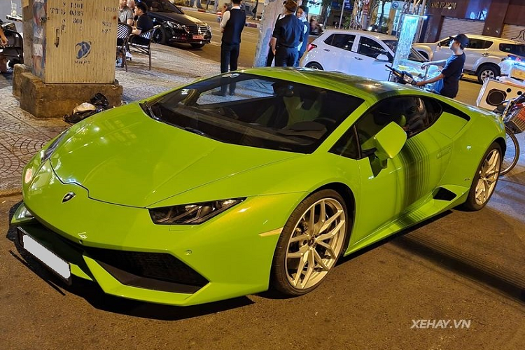 Dù đã "định cư" tại Việt Nam được gần 6 năm nhưng số lần mà siêu xe Lamborghini Huracan LP610-4 này được xuất hiện trên phố chỉ đếm trên đầu ngón tay. Xe sở hữu màu ngoại thất xanh cốm bắt mắt - cũng rất ít thấy trên những chiếc Huracan ở nước ta.